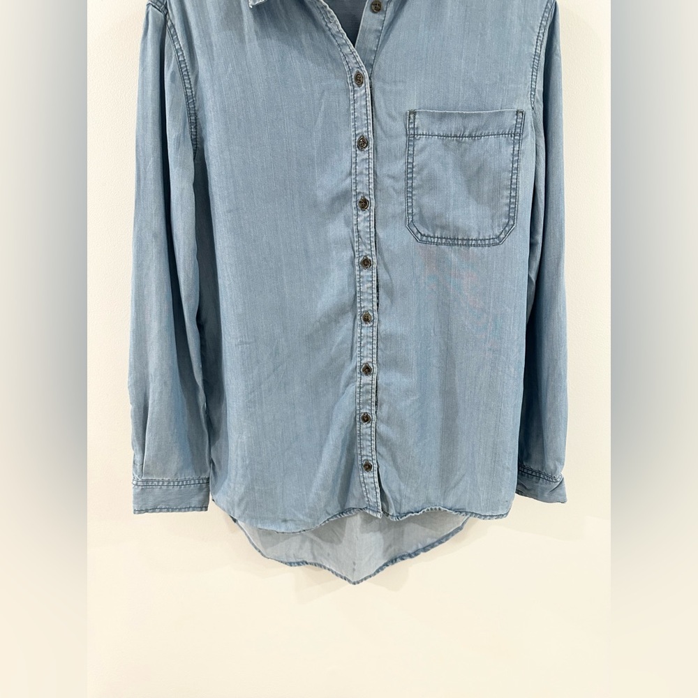 Bdg Chambray Button Front Top Size Medium - image 6